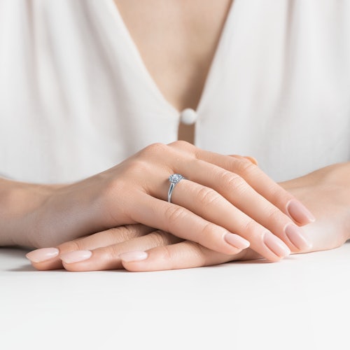 Pierścionek zaręczynowy SAVICKI: białe złoto, biały szafir, diamenty